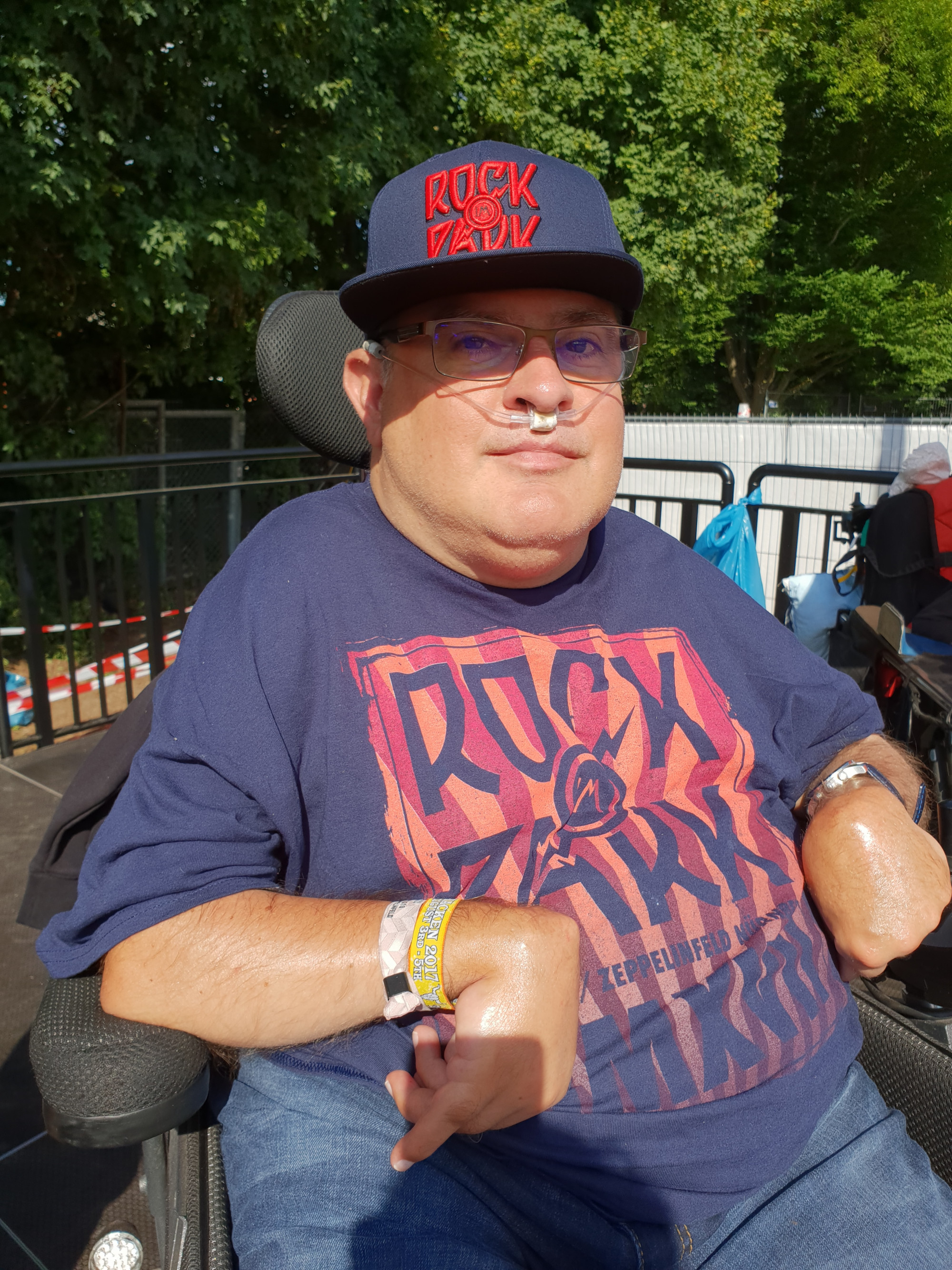 Michel Steiner sitzt mit einer Rock-Mütze in seinem Rollstuhl.